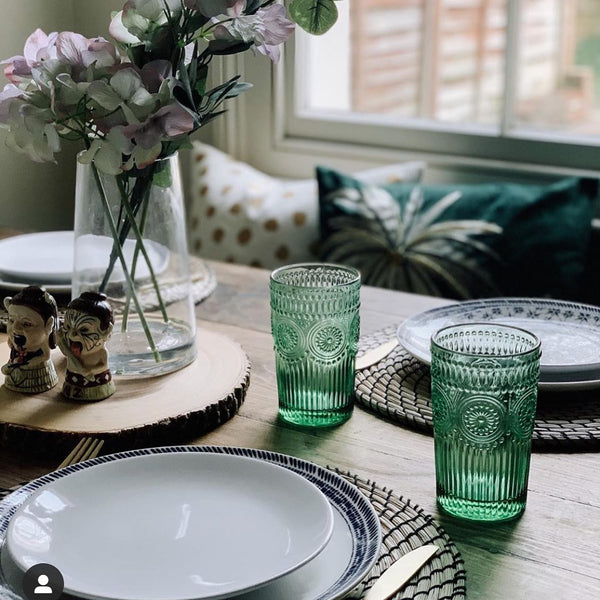 Dressing a dining table