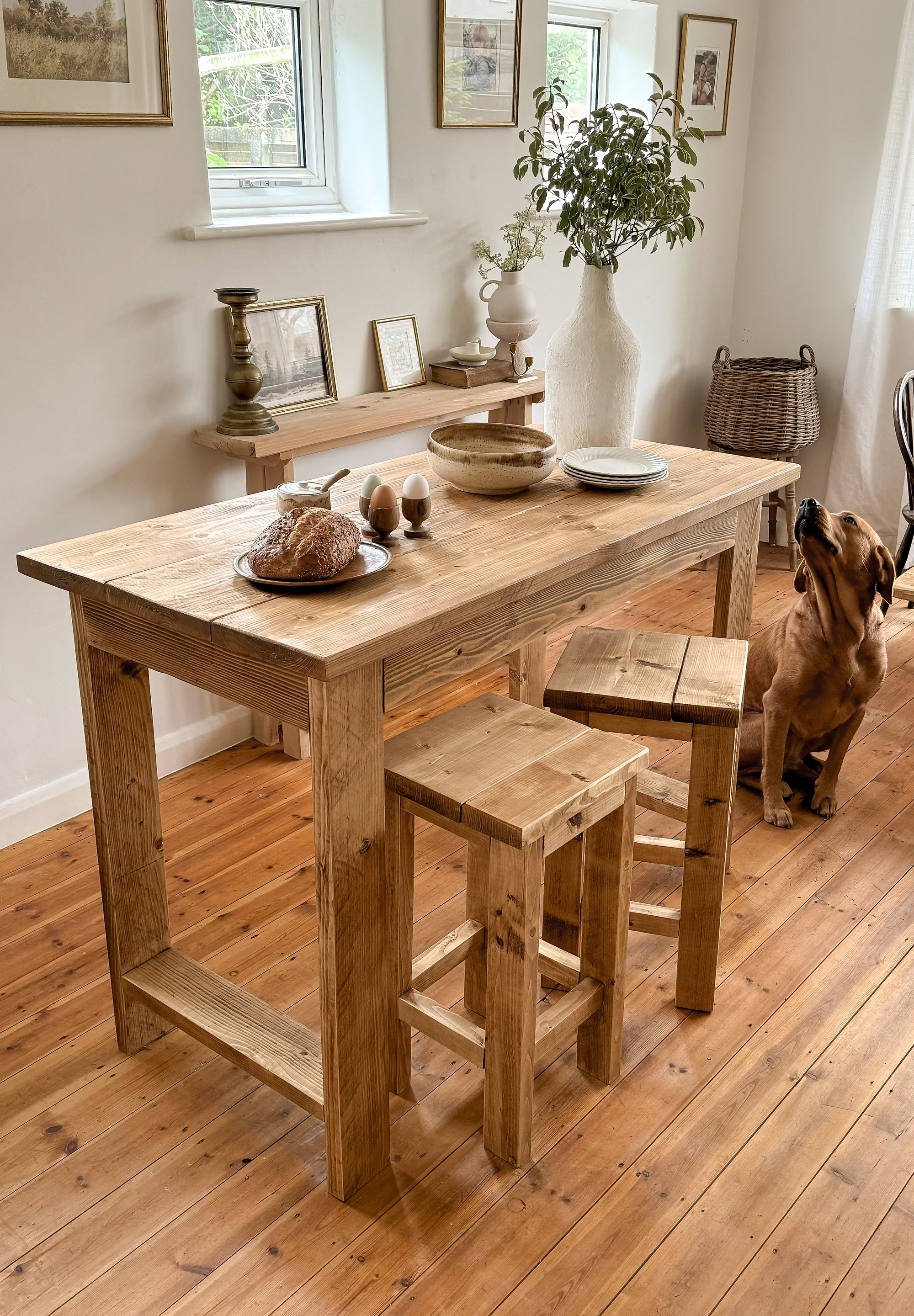 Bar table in antique oak finish with 2 stools, made from solid wood with a white background.